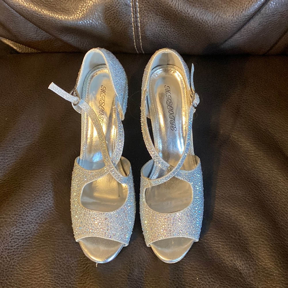 Mascotte jeweled sliver heels size 9